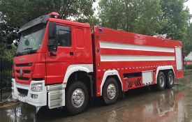 豪沃前四后八重型泡沫消防車(25噸)圖片